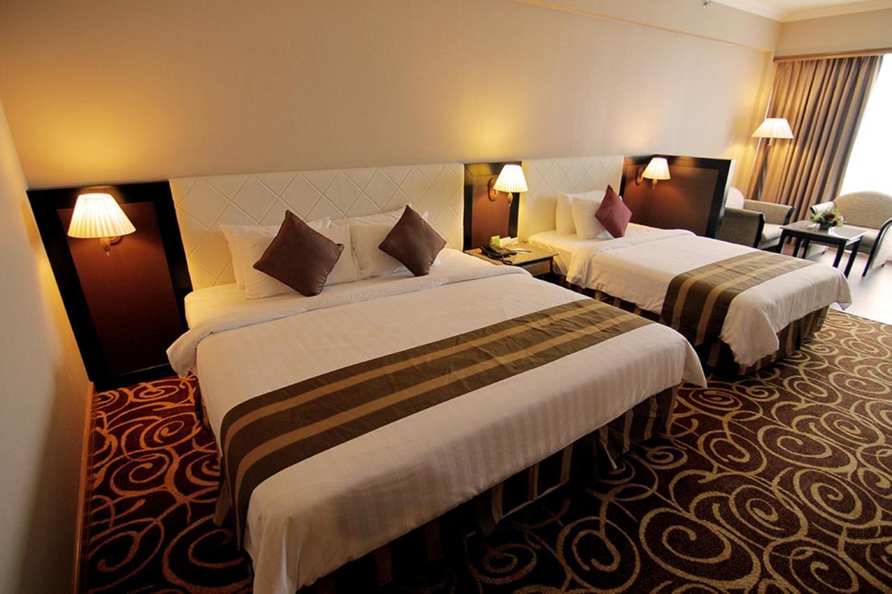 Mega Hotel Sdn Bhd Miri Buitenkant foto