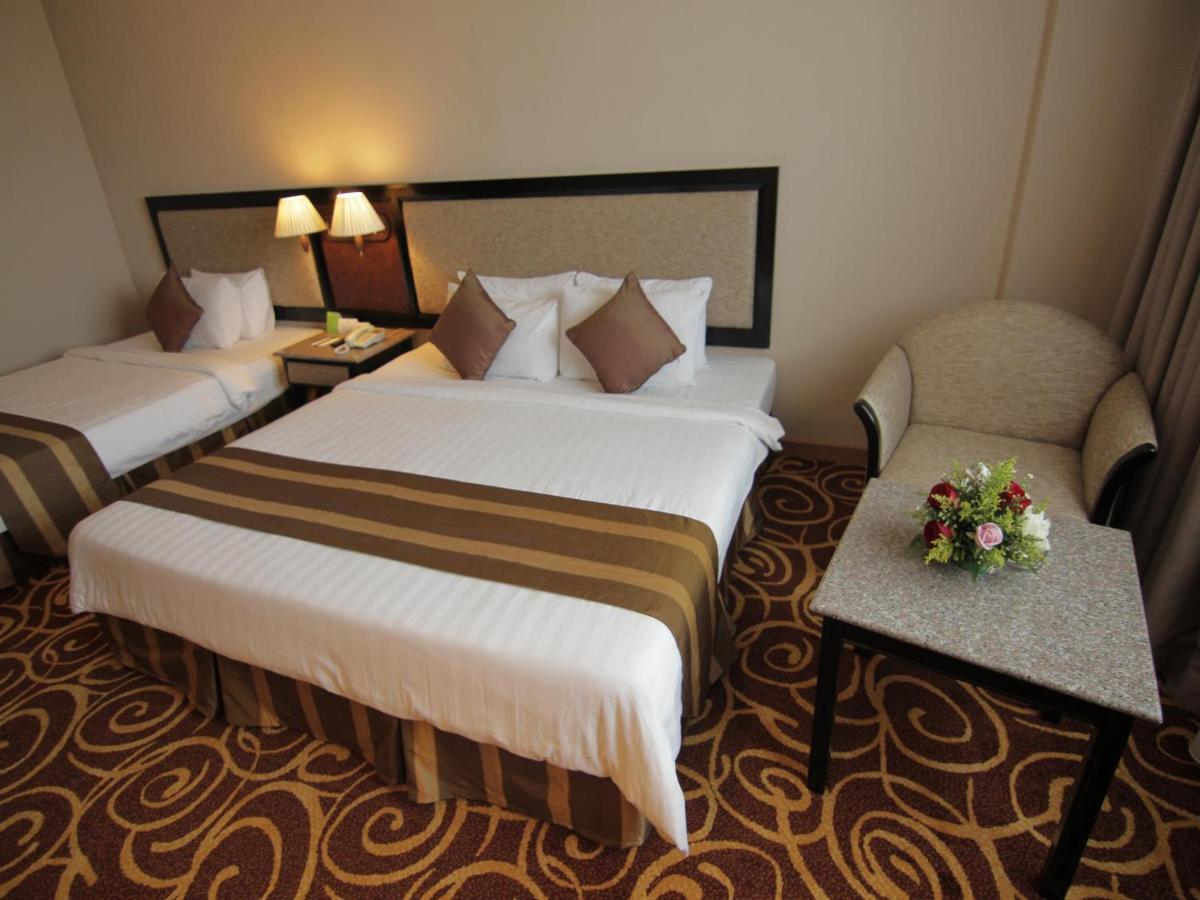 Mega Hotel Sdn Bhd Miri Buitenkant foto