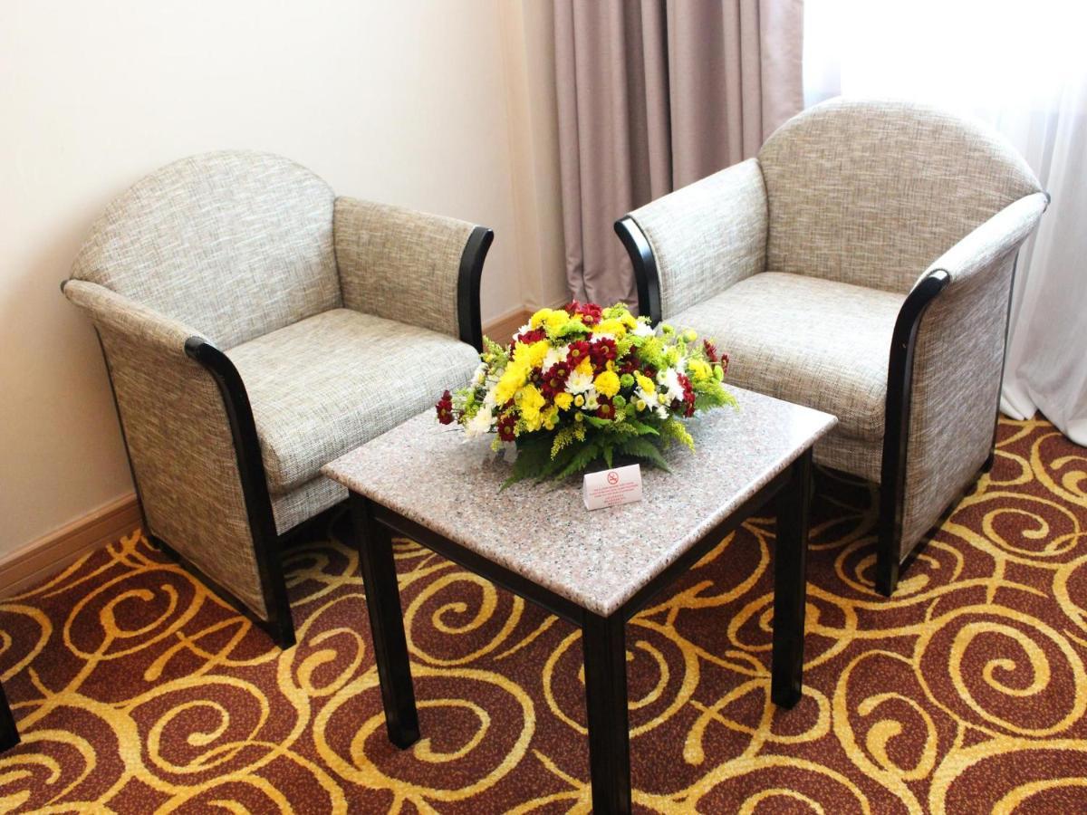 Mega Hotel Sdn Bhd Miri Buitenkant foto