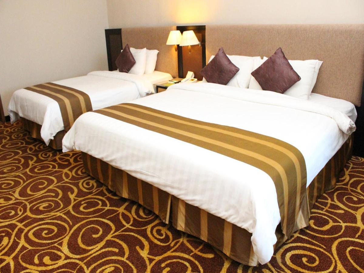 Mega Hotel Sdn Bhd Miri Buitenkant foto