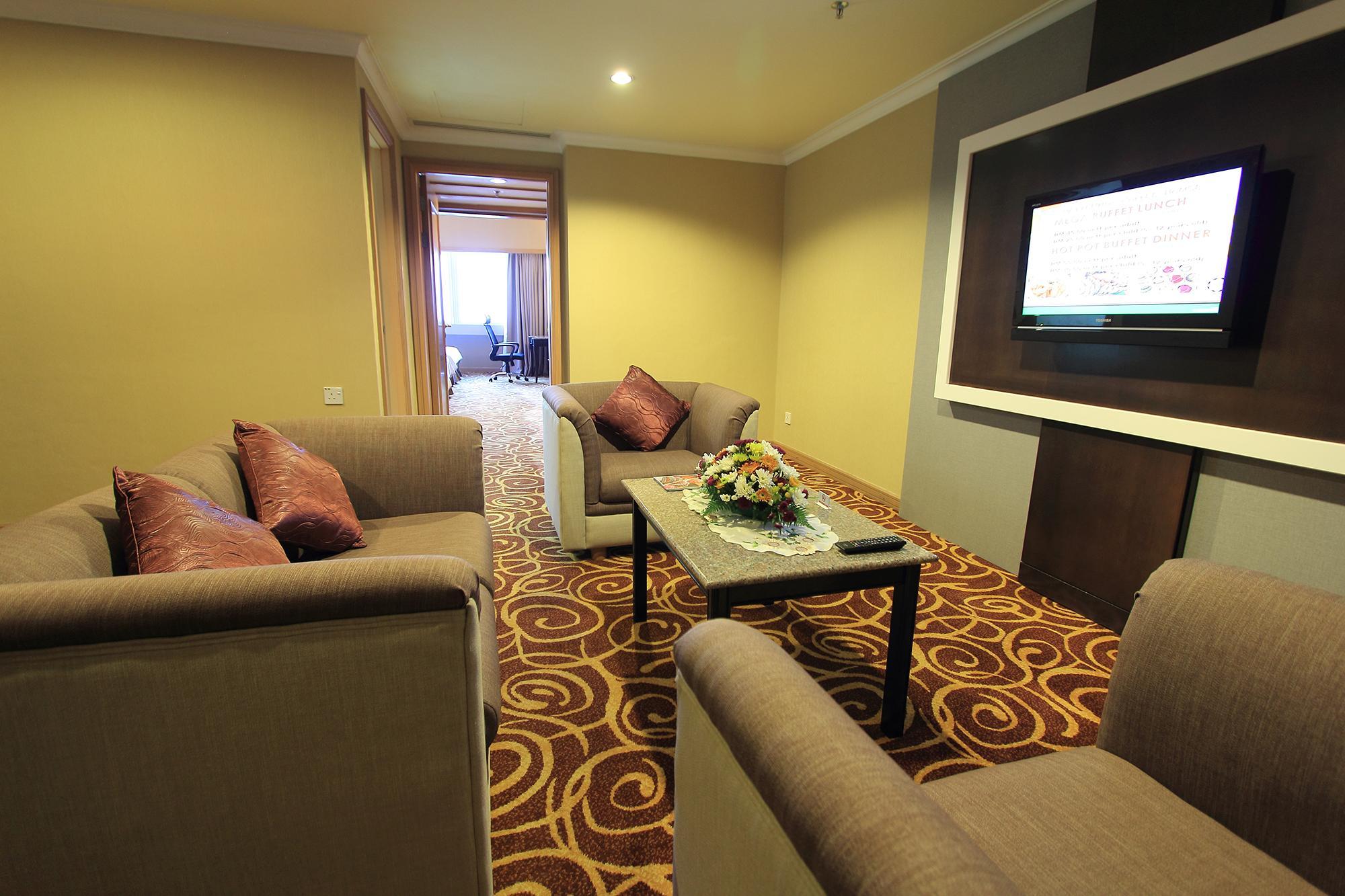 Mega Hotel Sdn Bhd Miri Buitenkant foto