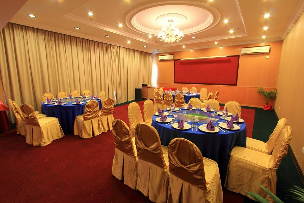 Mega Hotel Sdn Bhd Miri Buitenkant foto