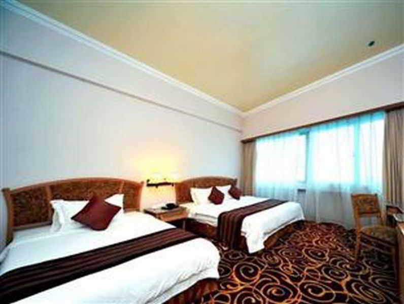 Mega Hotel Sdn Bhd Miri Buitenkant foto