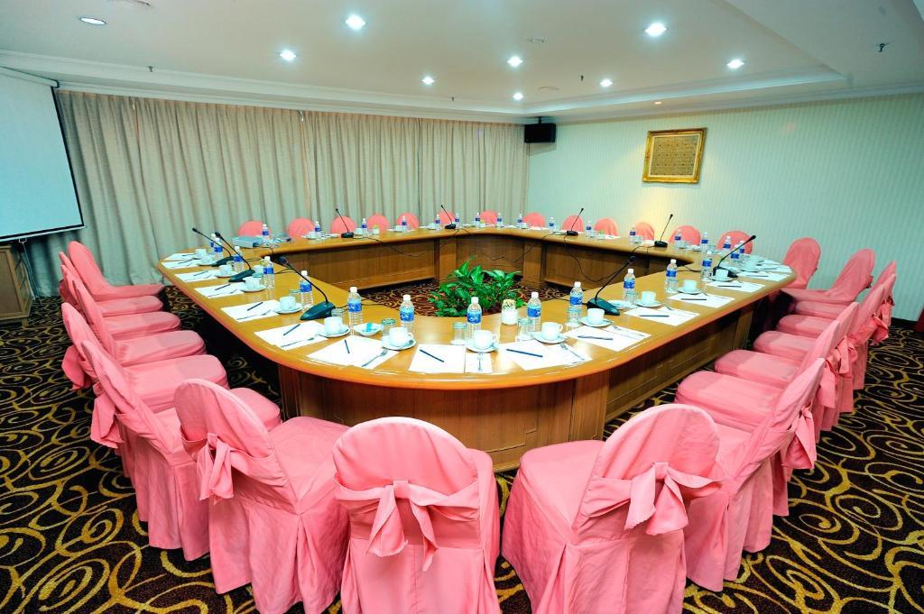 Mega Hotel Sdn Bhd Miri Buitenkant foto