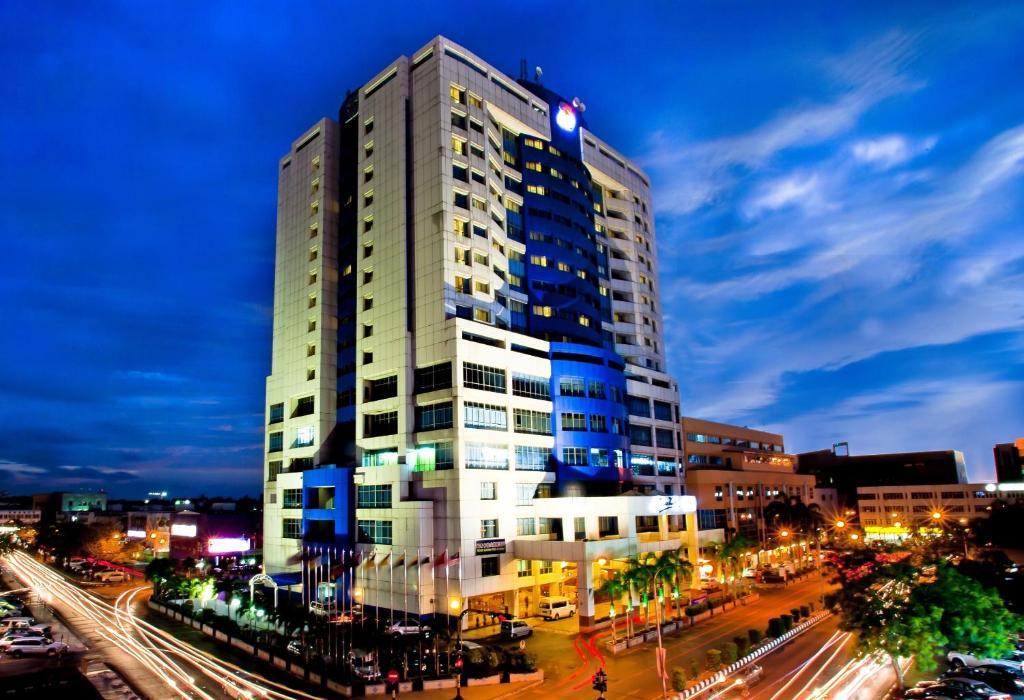 Mega Hotel Sdn Bhd Miri Buitenkant foto