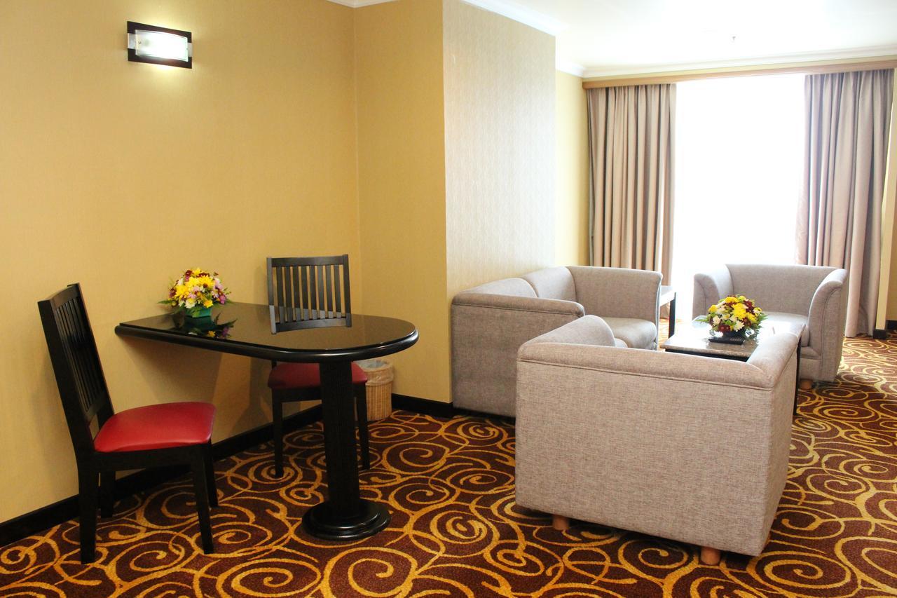 Mega Hotel Sdn Bhd Miri Buitenkant foto