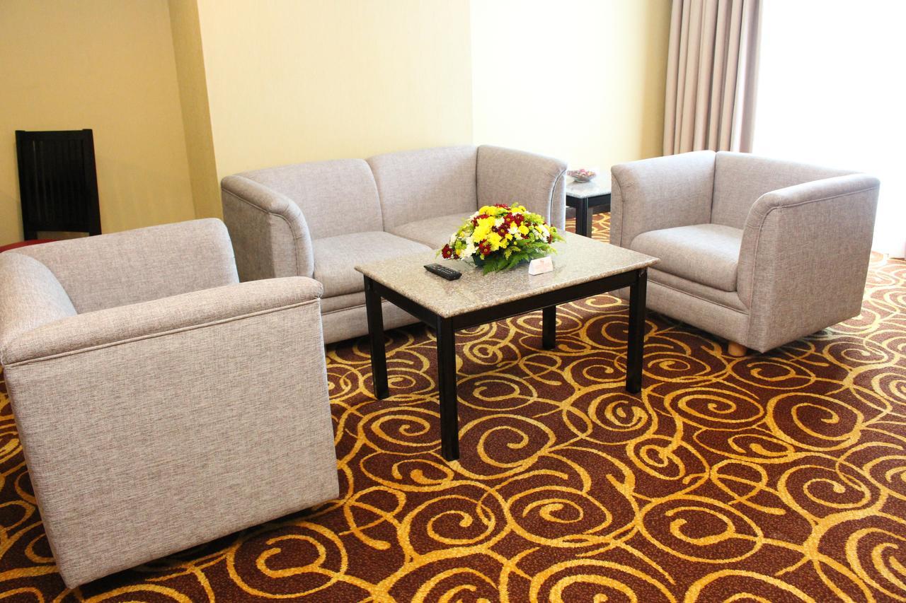 Mega Hotel Sdn Bhd Miri Buitenkant foto