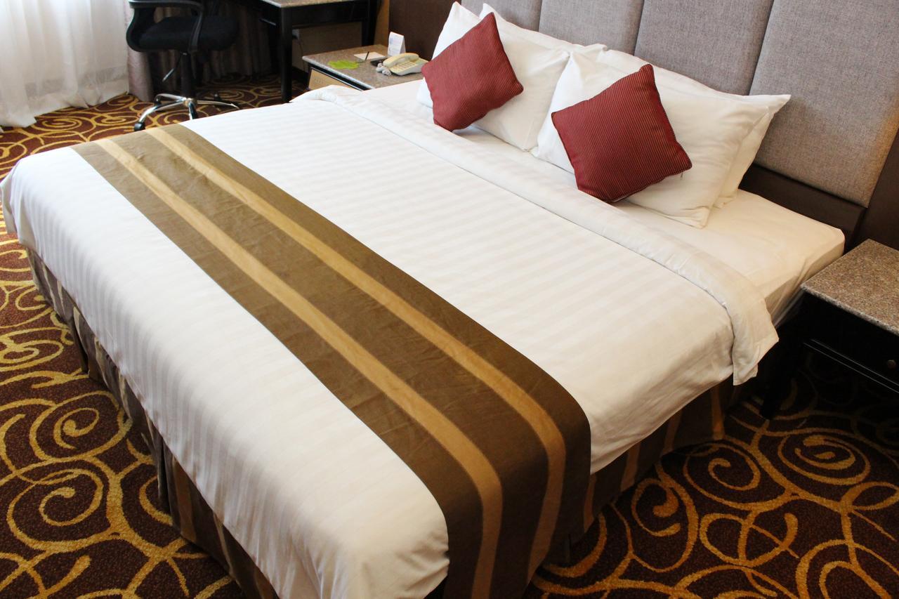 Mega Hotel Sdn Bhd Miri Buitenkant foto