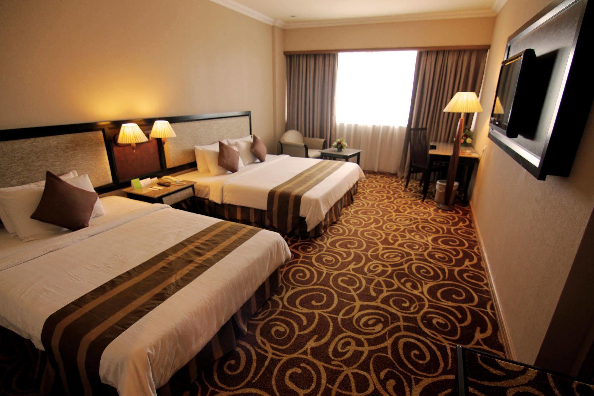 Mega Hotel Sdn Bhd Miri Buitenkant foto