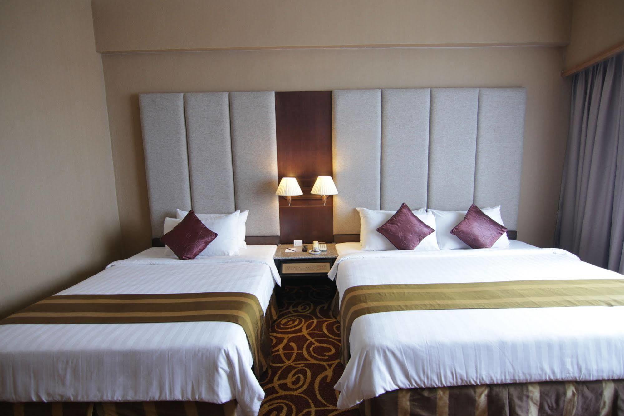 Mega Hotel Sdn Bhd Miri Buitenkant foto