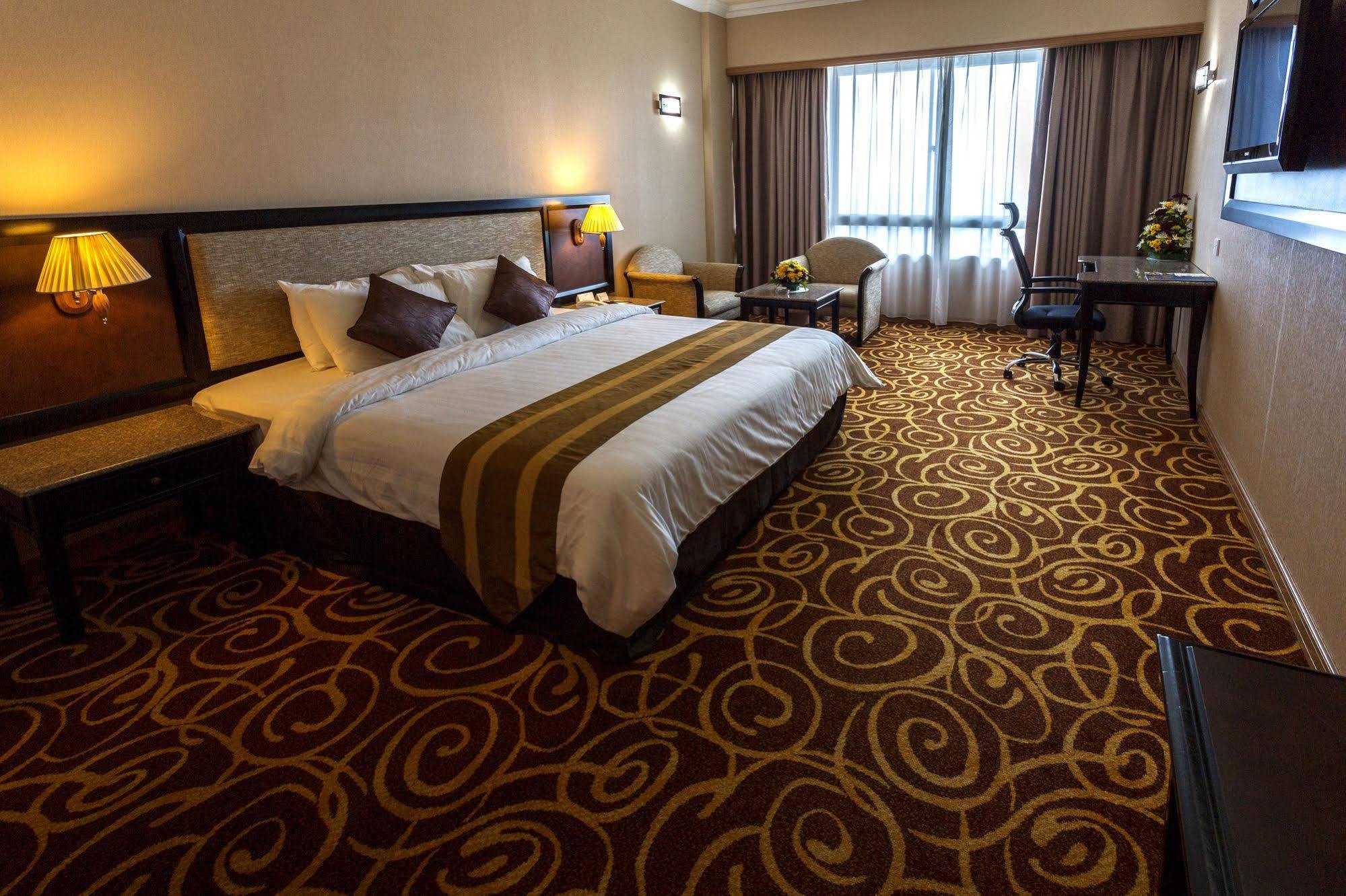 Mega Hotel Sdn Bhd Miri Buitenkant foto