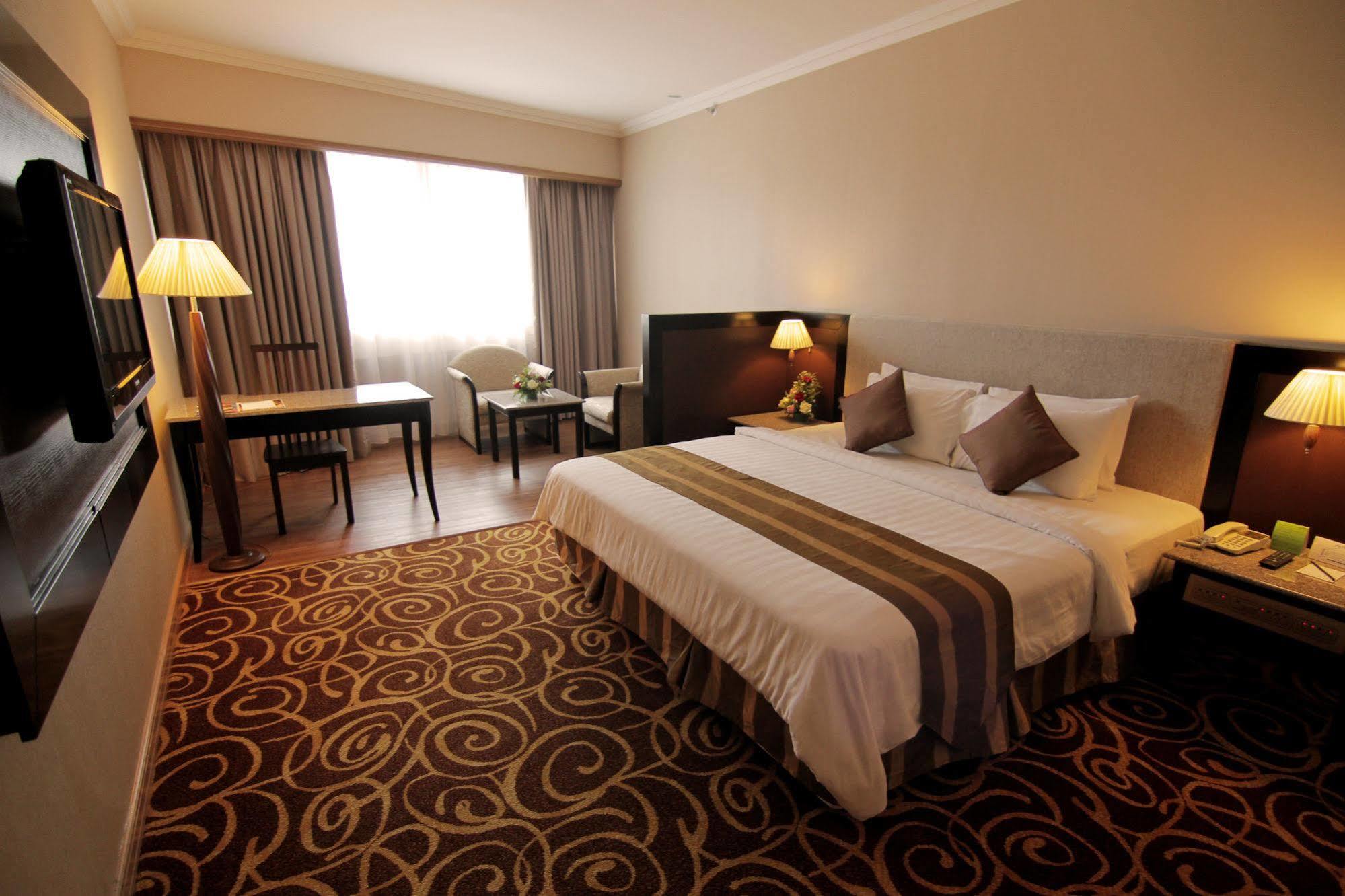 Mega Hotel Sdn Bhd Miri Buitenkant foto