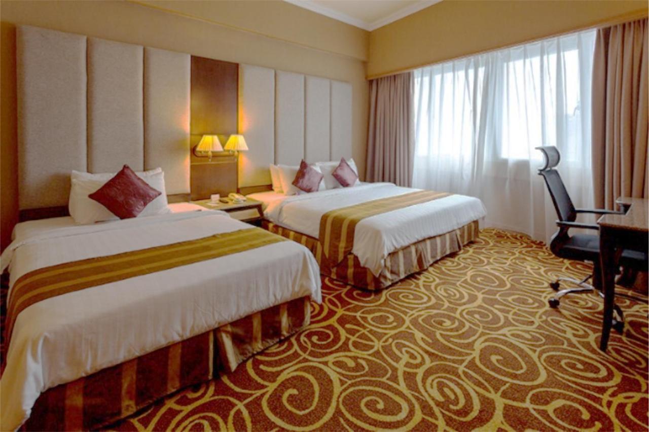 Mega Hotel Sdn Bhd Miri Buitenkant foto